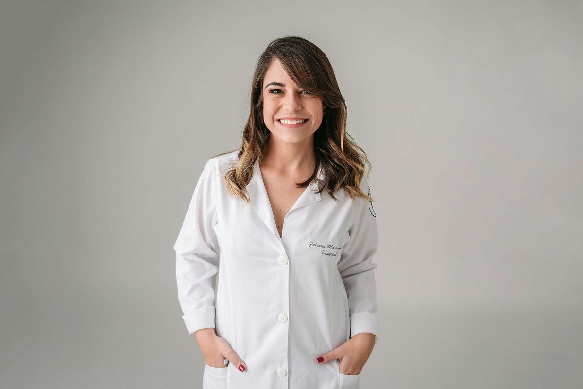 Juliana Donatoni, fisioterapeuta pélvica em Salto/SP, sorrindo em ambiente de estúdio profissional